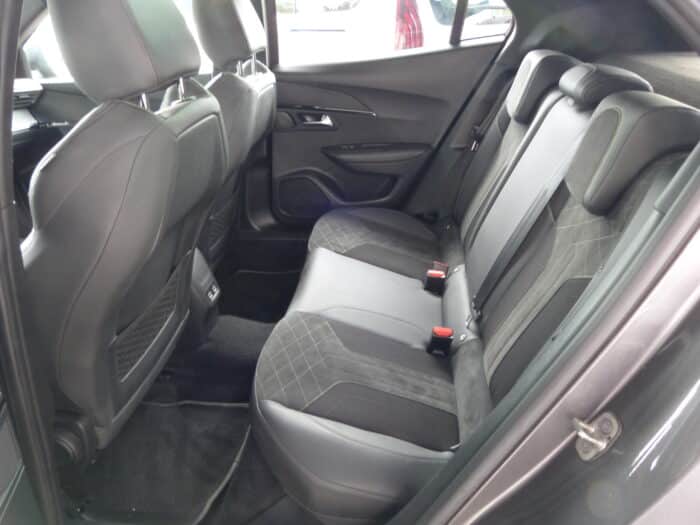 Peugeot 2008 1.2 pure tech 155 gt pack eat8 – Image 5